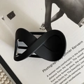 Dettaglio della molletta per capelli nera opaca a forma di otto con design incrociato - Stile Opaco / Nero Opaco