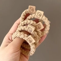 Lot de 5 chouchous tressés beiges avec écussons en cuir représentant un ours mignon - Kaki