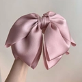 Detalle de diadema de satén rosa con textura brillante y elegante diseño de lazo multicapa - Rosa