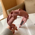 Serre-tête plissé fait main en tissu rose poudré avec un design de nœud torsadé - Rose