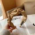 Serre-tête plissé kaki fait main avec nœud torsadé en tissu texturé pour le volume - Café Clair