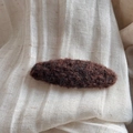 Primer plano de pinza de pelo de felpa marrón oscuro con textura de fibra rizada y gruesa - Clip Ovalado de Felpa-Marrón