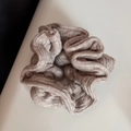 Detailaufnahme der Stricktextur am beigen Haargummi für Damen-Herbst-Winter-Frisuren - Haargummi / Aprikose