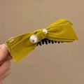 Dettaglio molletta per capelli in velluto giallo con perle e targhetta dorata Love - Clip Verticale con Fiocco in Tessuto e Perla / Giallo