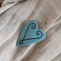 Detalle de una pinza para el pelo azul celeste en forma de corazón con espirales - Clip de Presión de Corazón-Azul