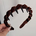 Detalle de la diadema trenzada de terciopelo marrón con dientes antideslizantes - Diadema con Dientes Envuelta en Terciopelo - Café