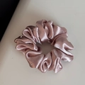 Detalle de un coletero de satén rosa palo con diamantes de imitación brillantes - Estilo Regular / Rosa
