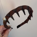 Dettaglio del cerchietto in tessuto scozzese marrone con denti e perla fine - Fascia con Etichetta Dorata Perla - Caffè