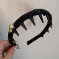Dettaglio del cerchietto punk a quadri con punte nere e ciondolo di perla fatto a mano - Fascia con Etichetta Dorata Perla - Nero