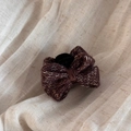 Gros plan de la pince à cheveux nœud en tricot marron avec texture tweed épaisse - Petite Pince à Cheveux / Marron