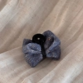 Gros plan d'une pince à cheveux nœud en tricot gris avec texture vintage et griffe noire - Petite Pince à Cheveux / Bleu