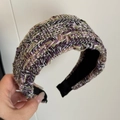 Vista dettagliata del cerchietto largo in tweed con trama a maglia viola e verde - Rosa Porpora