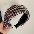 Dettaglio di un cerchietto in maglia spessa multicolore con trama tweed e fodera - Beige-Nero
