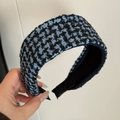 Dettaglio della trama in tessuto tweed blu e nero su una fascia per capelli larga imbottita - Pied de poule blu