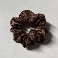 Detailaufnahme vom Scrunchie mit Leopardenmuster, weichem Samtstoff und Gummiband - Samt / Kleiner Scrunchie (FQ88447)