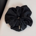 Detalle de coletero de terciopelo gris oscuro con colgante de oso metálico y etiqueta tejida - Coletero de Oso Plateado / Negro