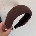 Detail van bruine fluwelen hoofdband met antislipvoering en geribbelde textuurafwerking - Koffieserie Brede Geribbelde Stijl