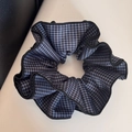 Détail du chouchou en tissu à carreaux bleu et noir avec texture de bord cousu - Plaid Bleu Marine