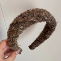 Nahaufnahme des braunen Plüsch-Haarreifs mit goldfarbenem Glitzern und Stricktextur - Gelb