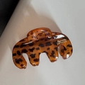 Dettaglio della pinza per capelli in acetato con stampa leopardata e finitura lucida - Stile Arco / Tartarugato Caffè