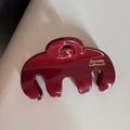 Dettaglio molletta per capelli in resina bordeaux con scritta dorata Barrette LaFrance - Stile Arco / Rosso