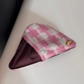 Détail de la texture en tweed rose et plaque dorée gravée love sur le sac en tissu - Pince Crabe Triangle