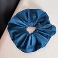 Nahaufnahme des übergroßen Samt-Scrunchie mit feiner vertikaler Struktur in Dunkelblau - Großer Haargummi / Blau