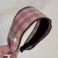 Vue détaillée d'un serre-tête en tweed rose à carreaux avec étiquette et cœur doré - Serre-tête Large