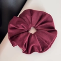 Detailansicht der dunkelburgunderfarbenen Samt-Cord-Stoffstruktur auf einem großen Scrunchie - Großer Haargummi / Rot