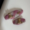 Détail de barrettes en tweed rose avec breloques ourson et étiquettes métalliques fait main - Paire de Pinces Ours