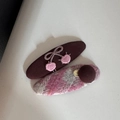 Détail du chouchou en tweed à carreaux roses et chouchou brodé cerise marron - Barrette Ovale Cerise