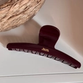 Detalle de la pinza para el pelo color granate con letras doradas en una cesta tejida - Forma de Percha (Etiqueta Dorada Letra de Parche) / Rojo
