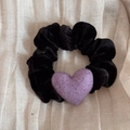 Détail d'un chouchou en velours noir avec un cœur en tweed violet sur tissu beige - Chouchou Cœur Violet Uni