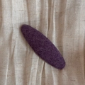 Détail macro d'une pince à cheveux en tissu violet avec texture tissée sur lin beige - Pince BB Ovale Violet Uni