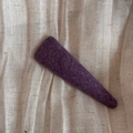 Vue détaillée de la texture en feutre violet sur une barrette triangulaire minimaliste - Pince BB Triangle Violet Uni