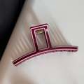 Dettaglio della pinza per capelli bordeaux con bordo bianco e molla in metallo dorato - Stile Diritto Sottile (12.8cm)