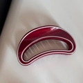 Dettaglio del fermaglio per capelli rosso glitterato con strisce d'argento e design cavo - White Trim Red Claw - Crescent