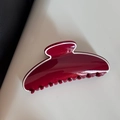 Dettaglio di un grande fermaglio per capelli bordeaux con finitura glitterata e bordi curvi - Bordo Bianco Pinza Rossa - Forma Ventaglio