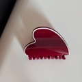 Dettaglio del fermaglio a cuore bordeaux con bordo argento per acconciature eleganti - Bordo Bianco Pinza Rossa - Cuore
