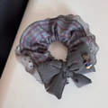 Dettaglio dell'elastico scozzese con pizzo, fiocco grigio e piccolo orso in 3D - Stile fiocco e orso / Blu e Viola