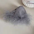 Detail der eleganten grauen Feder-Haarklammer mit weichem Satin-Finish für Damenfrisur - Straußenfeder Dreieck Klammer - Grau