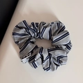 Détail d'un chouchou gris à rayures bleues avec une étiquette cœur décorative - Chouchou / Gris