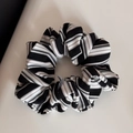 Détail d'un chouchou en maille à rayures noires et blanches avec une texture douce côtelée - Chouchou / Noir Riz
