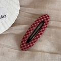 Dettaglio di un fermaglio per capelli vintage a quadretti rossi su tessuto beige - Ovale Traforato (Quadretti Rossi)