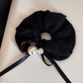 Dettaglio scrunchie in maglia nera con fiocco di raso e perle decorative bianche - Nero