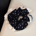 Dettaglio dell'elastico per capelli floreale vintage con bordo in pizzo e cotone - Nero Floreale Con Bordo in Pizzo
