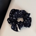 Dettaglio dell'elastico per capelli nero vintage con motivi floreali e tessuto morbido - Nero Floreale Piccolo