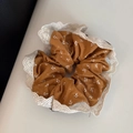 Dettaglio dell'elastico scrunchie floreale caramello con pizzo bianco e ricami raffinati - Giallo Arancio Floreale Bordo in Pizzo