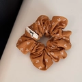 Dettaglio dell'elastico floreale ocra con motivi di fiori bianchi e etichetta logo - Giallo Arancio Floreale Piccolo