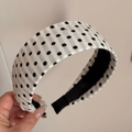 Detailaufnahme von breitem Stoff-Haarreif mit Polka-Dots und rutschfestem Innenfutter - Weiß Punkte Stirnband
